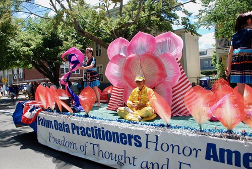 Image for article Bristol, Pulau Rhode: Praktisi Falun Dafa Diundang ke Parade Hari Kemerdekaan