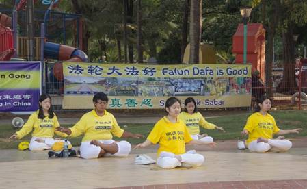 Image for article Batam: Praktisi Falun Dafa Menyerukan Diakhirinya 23 Tahun Penindasan di Tiongkok