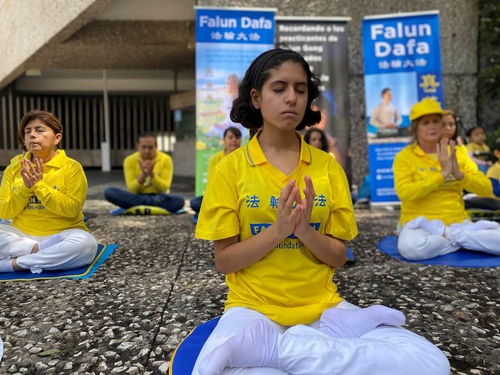 Image for article Mexico: Penduduk setempat Mengecam Penganiayaan Puluhan Tahun terhadap Falun Dafa Selama Kegiatan di Kota Mexico 