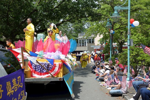 Image for article Seattle, Washington: Praktisi Falun Dafa Berpartisipasi dalam Parade Hari Kemerdekaan Tahunan 4 Juli di Kirkland