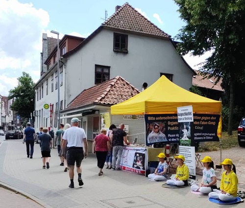 Image for article Jerman: Orang-orang Mendukung Perlawanan Damai Praktisi Falun Dafa untuk Mengakhiri Penganiayaan