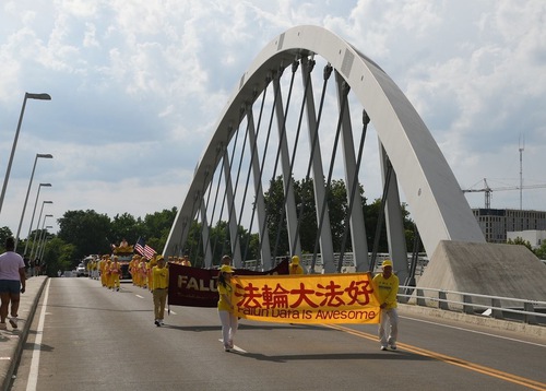 Image for article Ohio: Falun Dafa Disambut Dengan Tepuk Tangan Selama Parade Hari Kemerdekaan di Columbus