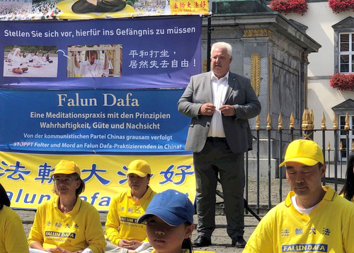 Image for article Jerman: Legislator Mengungkapkan Dukungan Selama Rapat Umum Melawan Penganiayaan Rezim Komunis Tiongkok terhadap Falun Dafa