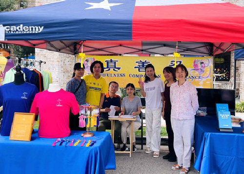 Image for article Houston, Texas: Memperkenalkan Falun Dafa di Acara Malam Tomball