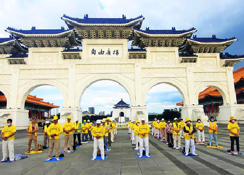 Image for article Taipei, Taiwan: Praktisi Berbagi Manfaat Falun Dafa Selama Acara di Liberty Square