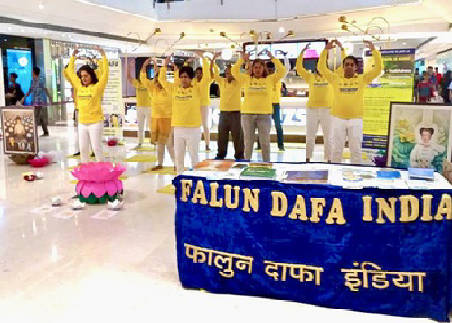 Image for article India: Praktisi Falun Dafa Memperingati 20 Juli dengan Kegiatan dan Penyalaan Lilin