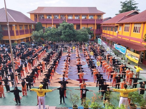 Image for article Batam, Indonesia: Memperkenalkan Falun Dafa kepada Ribuan Siswa dan Guru