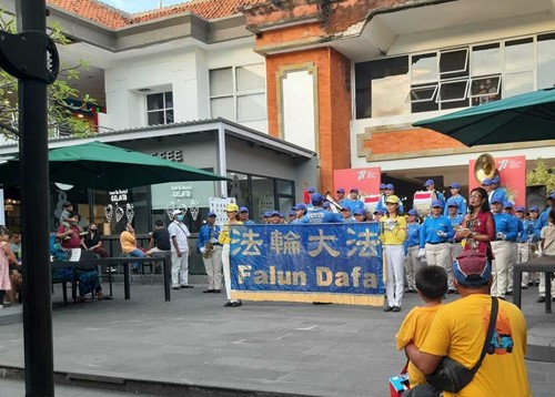 Image for article Bali: Memperkenalkan Falun Dafa Dalam Rangkaian Acara Hari Kemerdekaan Republik Indonesia