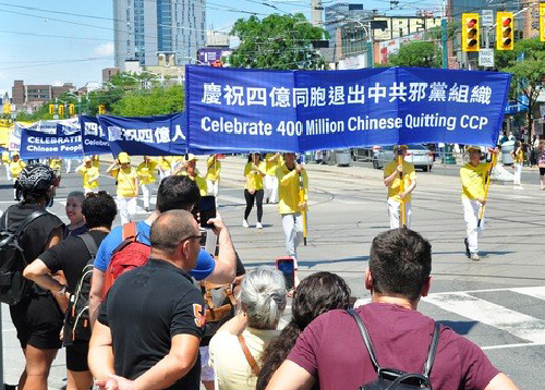 Image for article Toronto, Kanada: Parade Merayakan 400 Juta Orang Mengundurkan Diri dari Partai Komunis Tiongkok