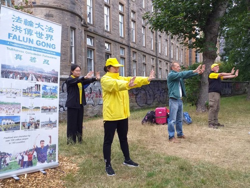 Image for article Edinburgh, Skotlandia: Praktisi Falun Dafa Menandai Hari Jadi Ke-23 Perlawanan Damai