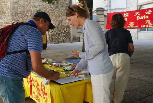 Image for article Orang-orang di Prancis Timur Diberi Tahu tentang Penganiayaan terhadap Falun Gong yang Masih Berlanjut