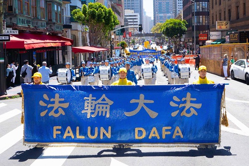 Image for article San Francisco: Praktisi Falun Dafa Mengadakan Pawai Akbar Merayakan 400 Juta Orang Mundur dari PKT