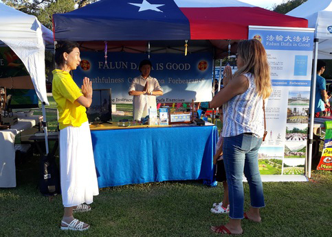 Image for article Texas: Mencari Tahu tentang Falun Dafa di Festival Clute Mosquito