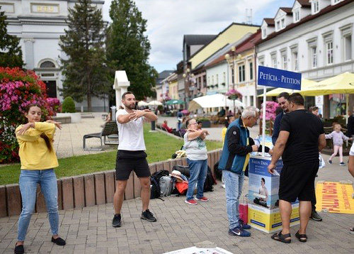 Image for article Slovakia: Praktisi Mengadakan Kegiatan di Banyak Kota untuk Memberitahu Orang-orang tentang Penganiayaan