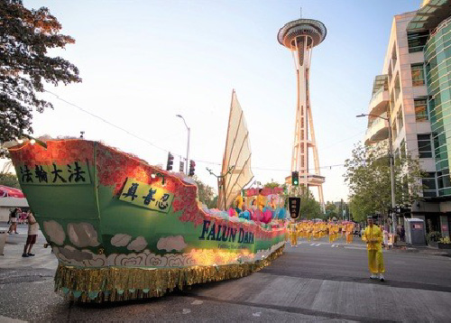 Image for article Negara Bagian Washington: “Perahu Fa” Bersinar di Parade Torchlight Seafair Seattle