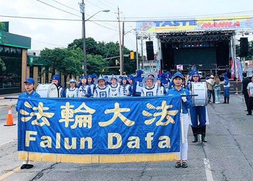Image for article Toronto, Kanada: Orang-orang Bersyukur atas Partisipasi Falun Dafa dalam Festival Makanan Jalanan Filipina