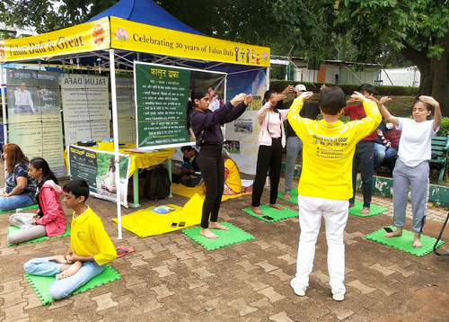 Image for article Bangalore, India: Praktisi Memperkenalkan Falun Dafa Selama Pertunjukan Bunga Populer