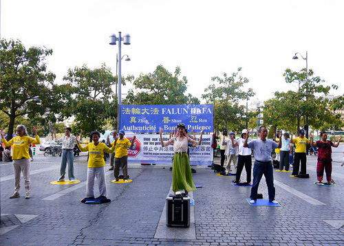 Image for article Paris, Prancis: Memperkenalkan Falun Dafa di Italian Square