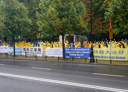 Image for article Warsawa, Polandia: Praktisi Falun Dafa dari 35 Negara Berkumpul dengan Damai di Depan Kantor Perdana Menteri
