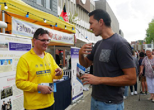 Image for article Sint-Niklaas, Belgia: Falun Gong di Festival Perdamaian