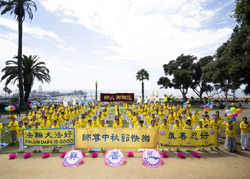 Image for article Los Angeles: Praktisi Falun Dafa Mengucapkan Terima Kasih kepada Guru Li di Festival Pertengahan Musim Gugur