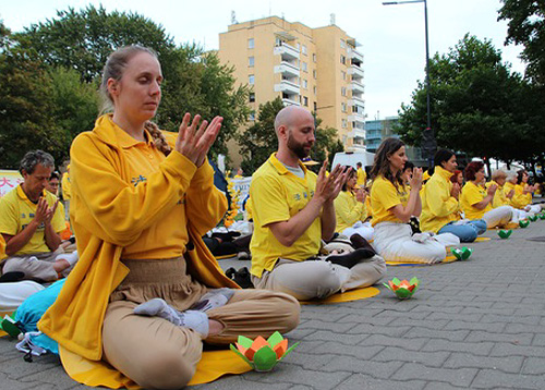 Image for article Warsawa, Polandia: Praktisi dari 35 Negara Menyerukan untuk Menghentikan Penganiayaan PKT terhadap Falun Dafa