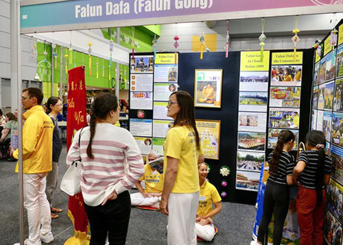 Image for article Brisbane, Australia: Memperkenalkan Falun Dafa di Festival Mind Body Spirit