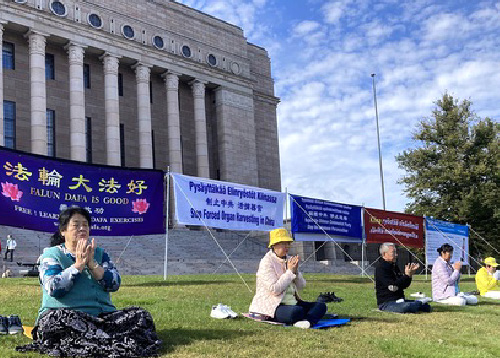 Image for article Helsinki, Finlandia: Menyerukan Perhatian pada Penganiayaan Selama 23 Tahun di Tiongkok di Depan Gedung Parlemen