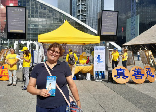 Image for article Paris: Pengumpulan Tanda Tangan Menggalang Dukungan untuk Mengakhiri Penganiayaan terhadap Falun Gong