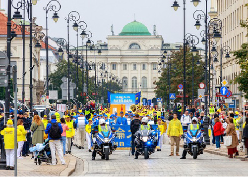 Image for article Warsawa, Polandia: Pawai yang Diselenggarakan oleh Praktisi Falun Dafa Dipuji oleh Penonton