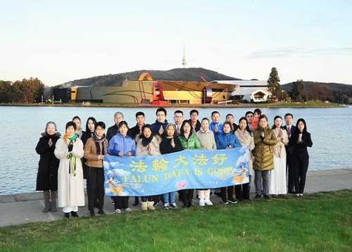 Image for article Canberra, Australia: Praktisi Falun Gong Mengucapkan Selamat Festival Pertengahan Musim Gugur kepada Guru Li