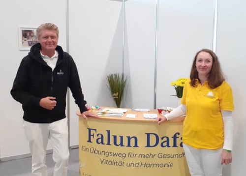 Image for article Bremen, Jerman: Memperkenalkan Falun Dafa di Pameran Senior