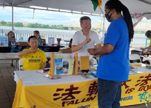 Image for article Kentucky, AS: Belajar Falun Dafa di Festival Dunia di Louisville