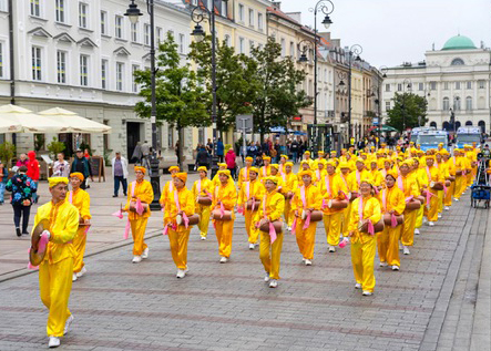 Image for article Polandia: Laporan Media Berita tentang Parade Falun Gong di Warsawa