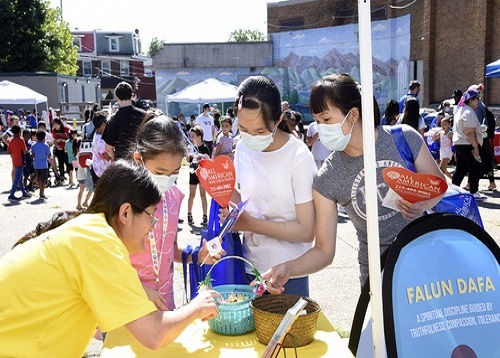 Image for article Philadelphia, AS: Warga Belajar Falun Dafa di Acara Hari Komunitas Senator Negara Bagian