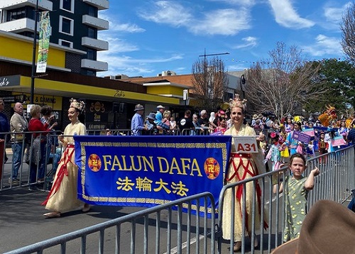 Image for article Toowoomba, Australia: Kelompok Falun Dafa Memenangkan Hadiah Pertama di Parade Karnaval Bunga