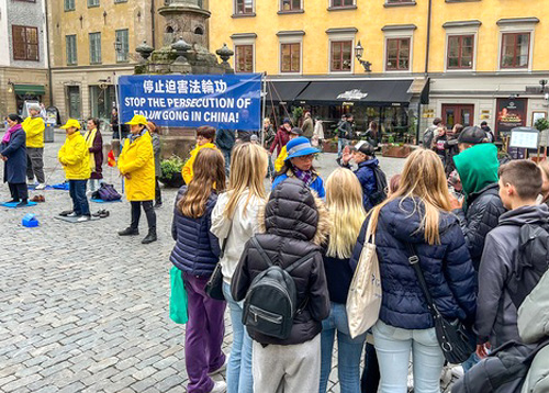 Image for article Stockholm, Swedia: Orang-orang Belajar Tentang Falun Dafa Selama Pekan Hadiah Nobel