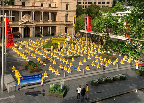 Image for article Sydney, Australia: Latihan Bersama Falun Dafa Menarik Perhatian Orang-orang yang Lewat