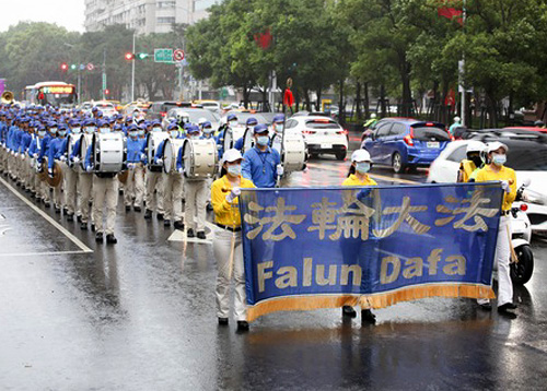 Image for article Taipei, Taiwan: Penonton Tersentuh oleh Parade Akbar di Tengah Hujan Mendukung 400 Juta Pengunduran diri dari PKT