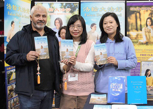 Image for article Kanada: Falun Dafa Disambut di Pertunjukan Mobil Salju Internasional ke-35 di Toronto