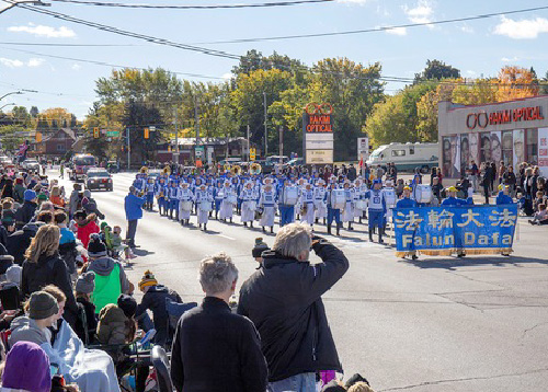Image for article Kanada: Pawai Hari Thanksgiving Bersama Musik Bersemangat dari Tian Guo Marching Band