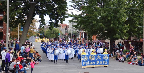 Image for article St. Catharines, Ontario: Falun Gong Berpartisipasi dalam Parade Festival Niagara Grape & Wine 