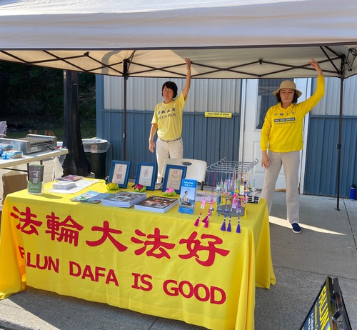 Image for article Negara Bagian New York: Menyebarkan Falun Dafa di Pameran Canajoharie Street