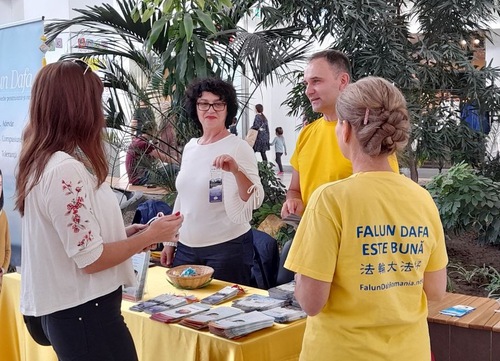 Image for article Rumania: Memperkenalkan Falun Dafa di Pameran “Health From Nature”