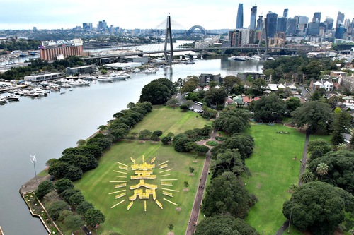 Image for article Sydney, Australia: Praktisi Falun Dafa Membentuk Formasi Huruf, Menciptakan Pemandangan Spektakuler
