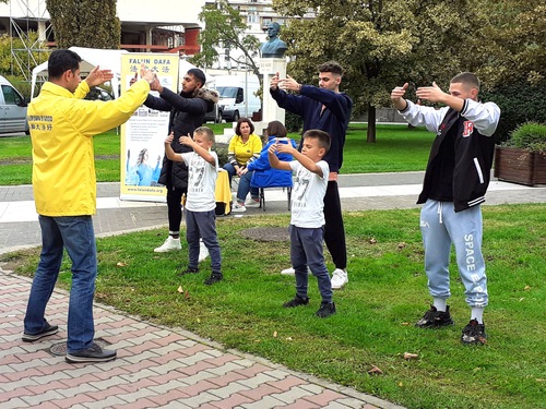 Image for article Baia Mare, Rumania: Memperkenalkan Falun Dafa di Festival Chestnut