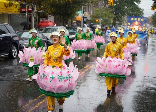 Image for article New York: Parade Akbar di Tengah Hujan Meningkatkan Kesadaran akan Penganiayaan yang Berkelanjutan di Tiongkok
