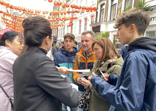 Image for article London, Inggris: Praktisi Mengadakan Acara di Pecinan untuk Memperkenalkan Falun Dafa dan Mengungkap Penganiayaan Rezim Komunis Tiongkok