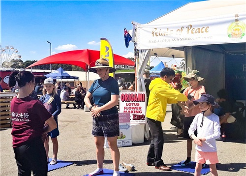 Image for article Australia: Memperkenalkan Falun Dafa di Perth Royal Show