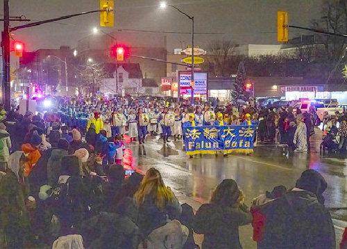 Image for article London, Kanada: Marching Band Praktisi Falun Gong Mendapat Sambutan di Pawai Sinterklas